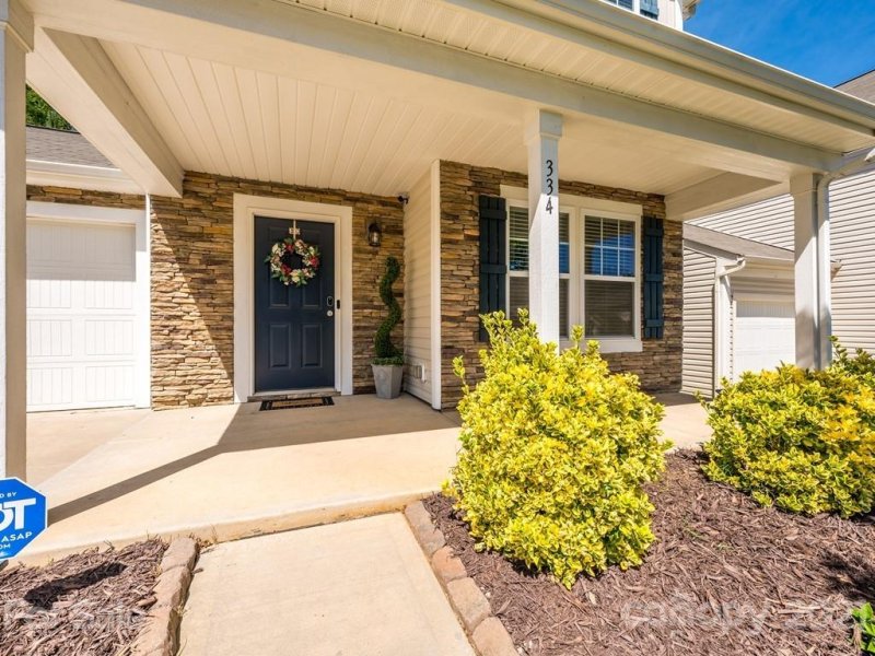 Property image 2 at 334 Cornielle Lane, Charlotte, NC 28216