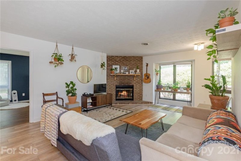 Property image 3 at 27 Ravencroft Lane, Asheville, NC 28803