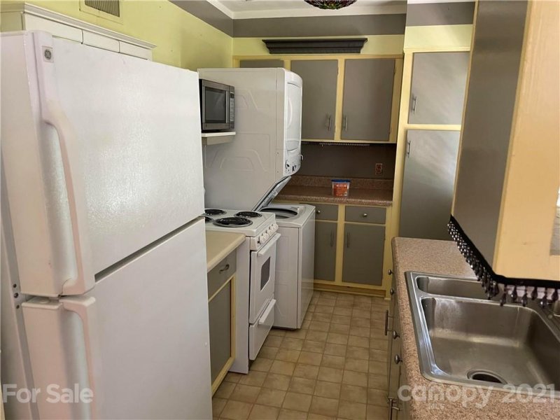 Property image 4 at 402 S Sharon Amity Road, Charlotte, NC 28211