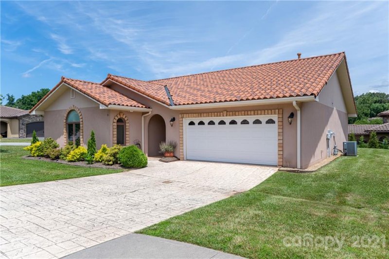 Property image 2 at 36 Pacifico Drive, Asheville, NC 28806