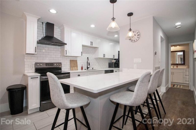 Property image 3 at 5026 Sardis Road, Charlotte, NC 28270