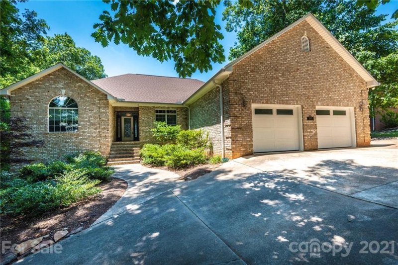 Property image 2 at 4232 Windsor Court, Hickory, NC 28602