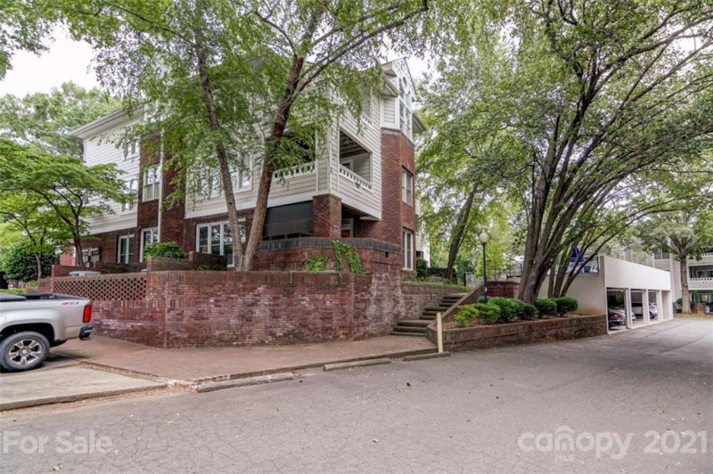 Property image 3 at 2719 Selwyn Avenue, Charlotte, NC 28209