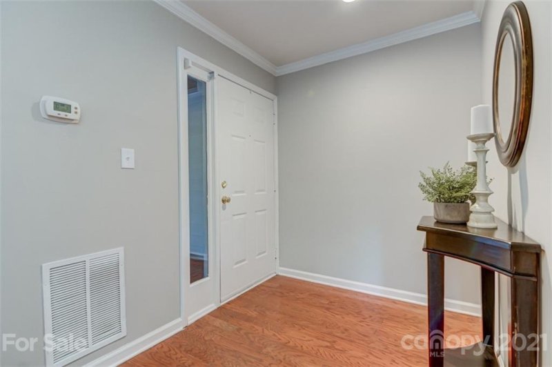 Property image 5 at 2719 Selwyn Avenue, Charlotte, NC 28209