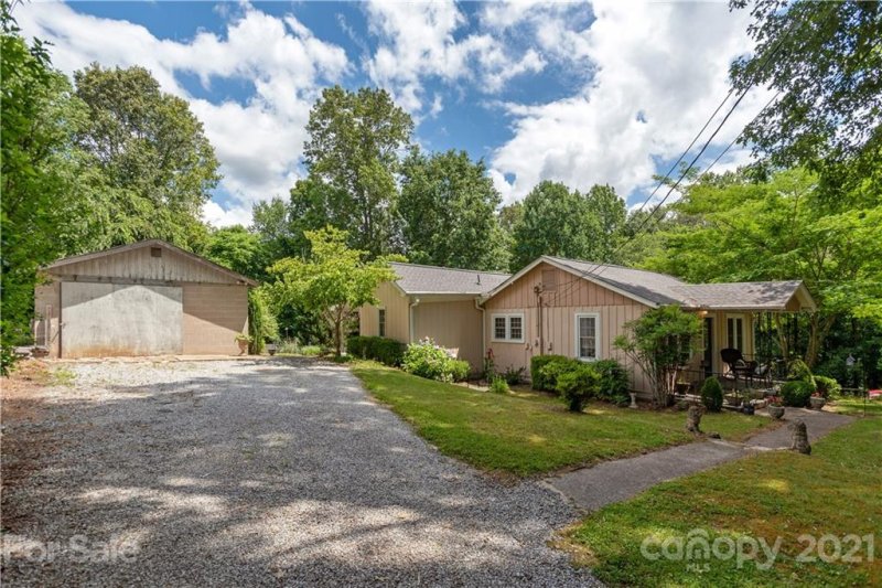 Property image 3 at 109 North Carolina Avenue, Hendersonville, NC 28739