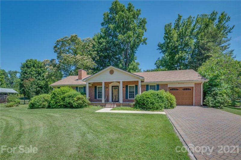 Property image 2 at 117 Brentwood Drive, Hendersonville, NC 28739