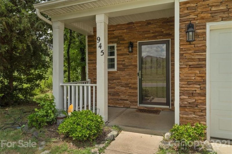 Property image 4 at 945 Rook Road, Charlotte, NC 28216