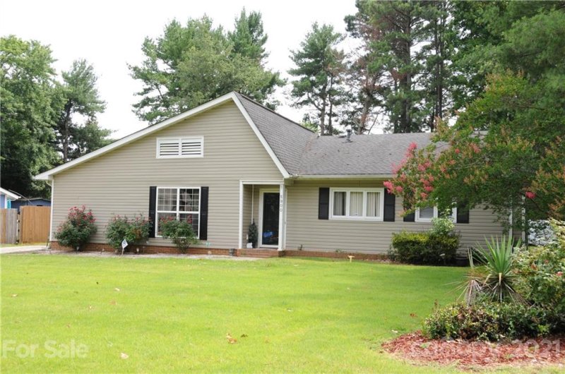 Property image 2 at 5900 Bluebonnet Road, Charlotte, NC 28212