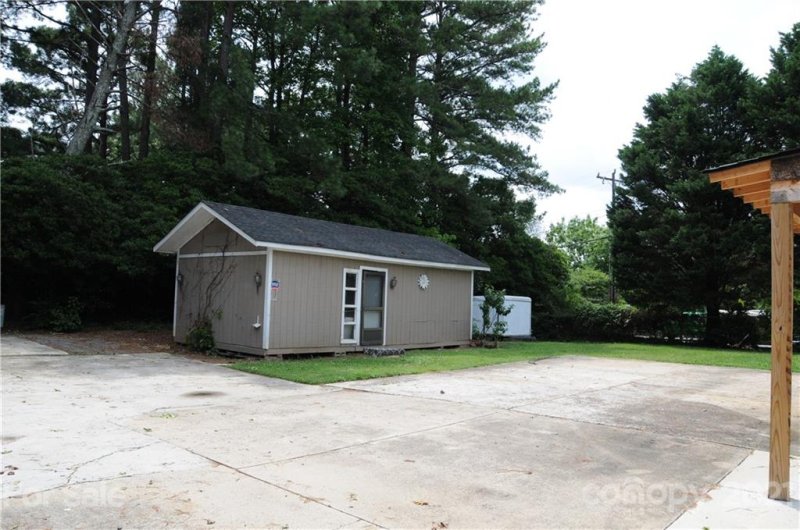 Property image 4 at 5900 Bluebonnet Road, Charlotte, NC 28212