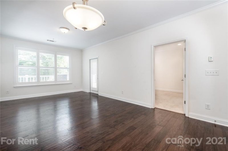 Property image 2 at 1000 E Woodlawn Road, Charlotte, NC 28209