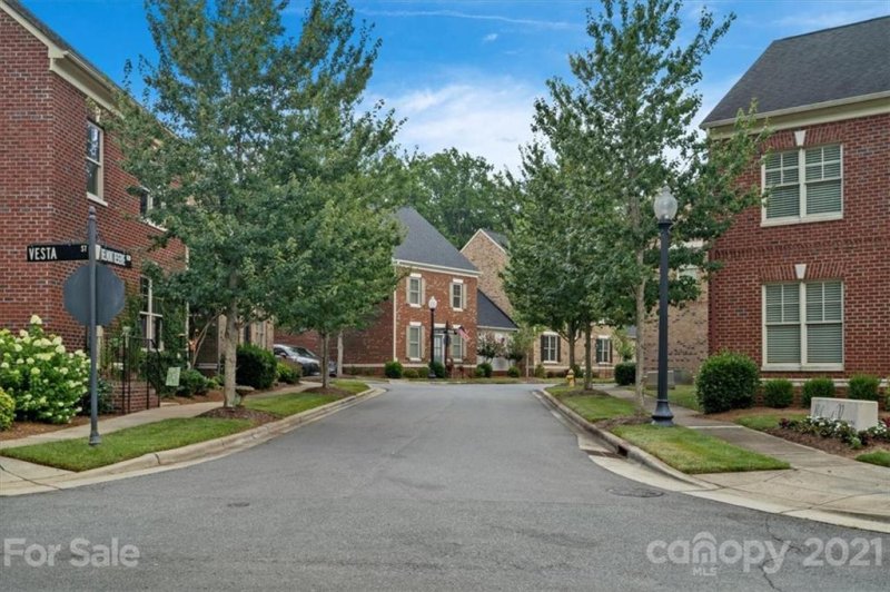 840 Belmont Reserve Row