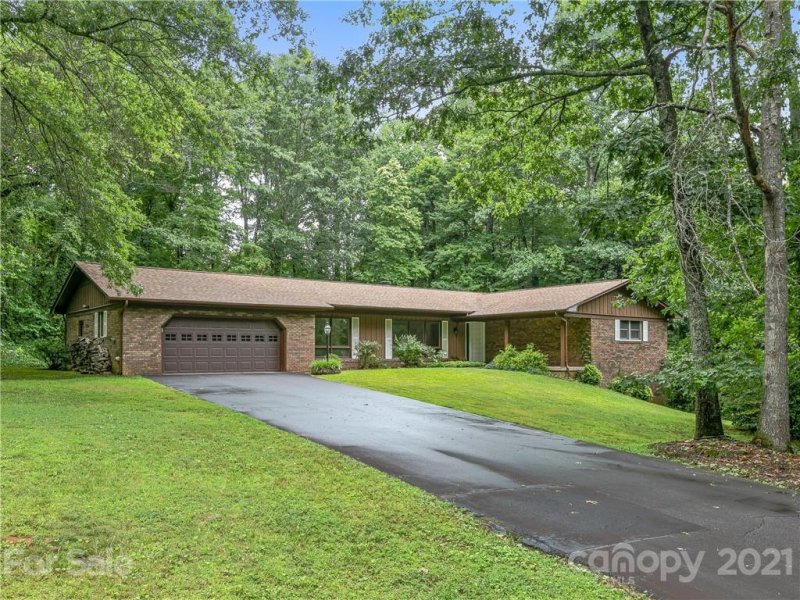 Property image 2 at 105 Thorngate Drive, Hendersonville, NC 28739