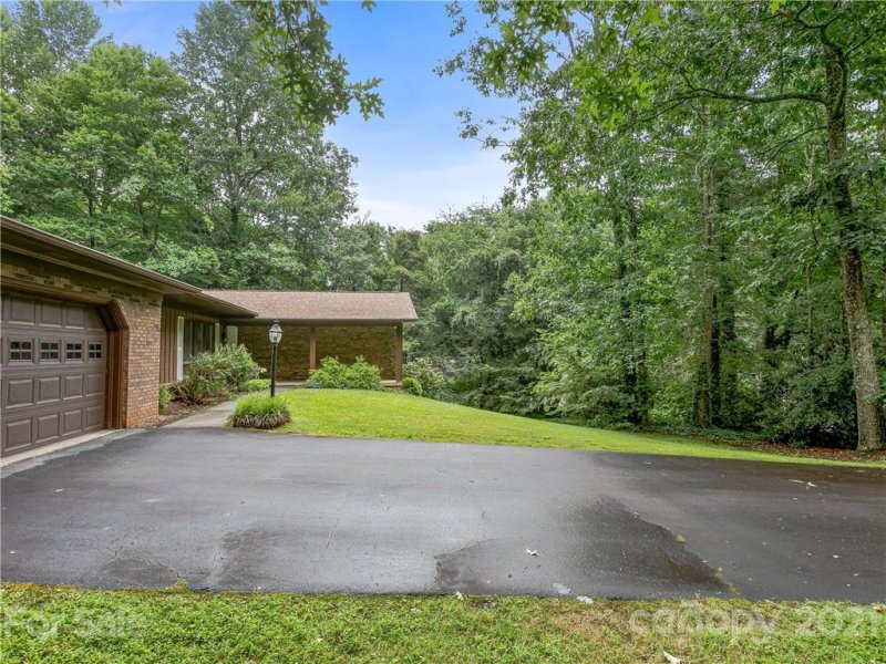 Property image 3 at 105 Thorngate Drive, Hendersonville, NC 28739
