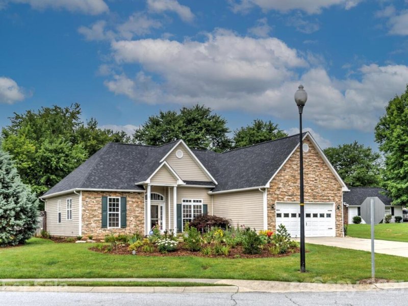 Property image 3 at 15 Meadow Walk Court, Fletcher, NC 28732