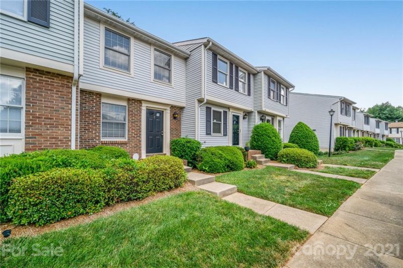 Property image 2 at 9432 Lexington Circle, Charlotte, NC 28213