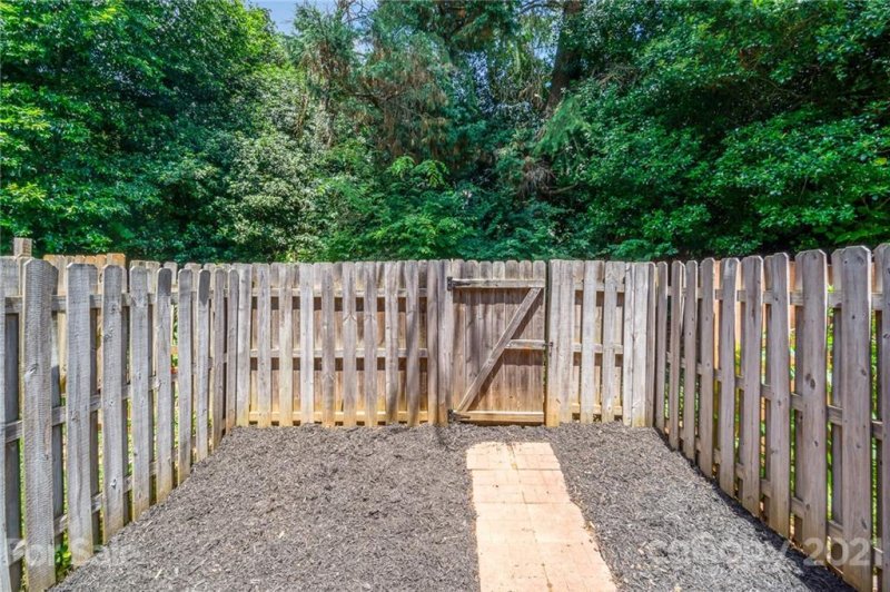 Property image 3 at 9432 Lexington Circle, Charlotte, NC 28213