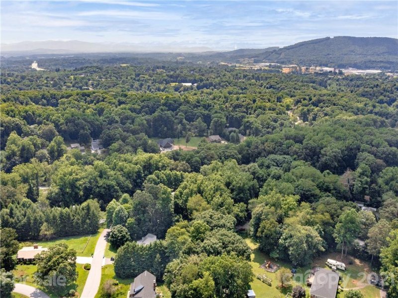 Property image 3 at 8 Cambridge Drive, Candler, NC 28715