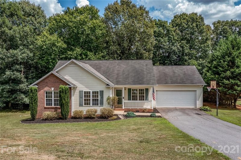 Property image 2 at 2104 Redberry Lane, Conover, NC 28613