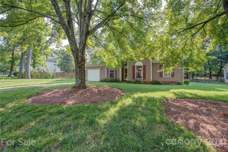 Property image 2 at 601 Oakbluff Circle, Charlotte, NC 28216