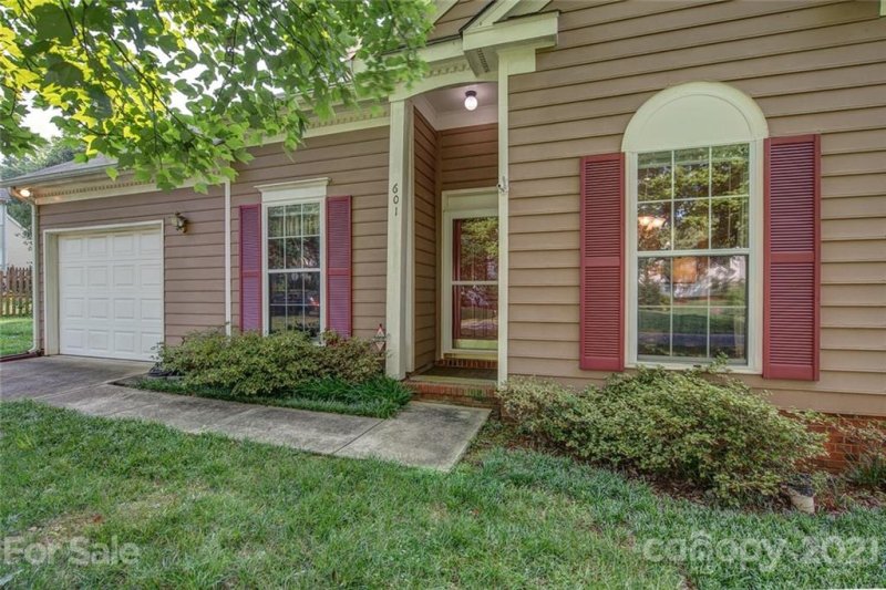 Property image 3 at 601 Oakbluff Circle, Charlotte, NC 28216