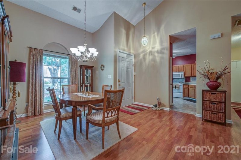 Property image 5 at 601 Oakbluff Circle, Charlotte, NC 28216