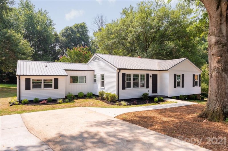 Property image 2 at 124 Point Circle, Belmont, NC 28012