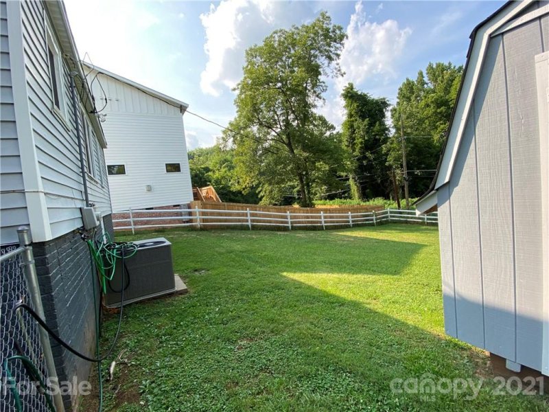 Property image 4 at 300 Keswick Avenue, Charlotte, NC 28206