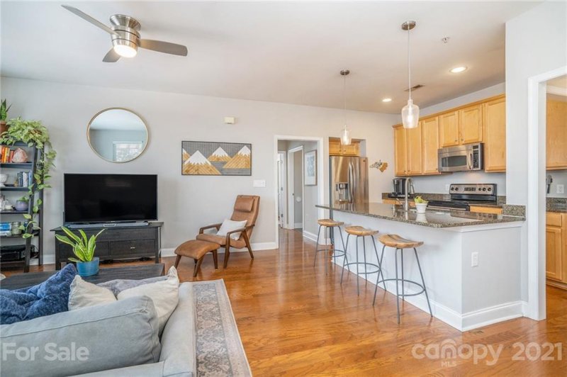 Property image 4 at 562 Oakland Avenue, Charlotte, NC 28204