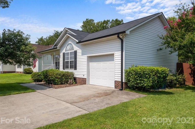 Property image 2 at 828 Saint Andrews Place, Concord, NC 28025