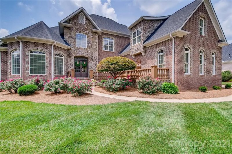 Property image 2 at 6671 Fox Ridge Circle, Davidson, NC 28036