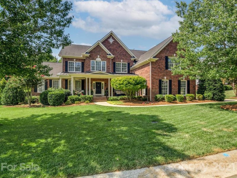 1022 Lake Forest Drive