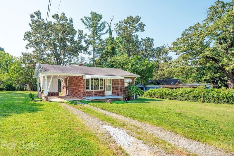 Property image 2 at 915 Brooklyn Avenue, Hendersonville, NC 28792