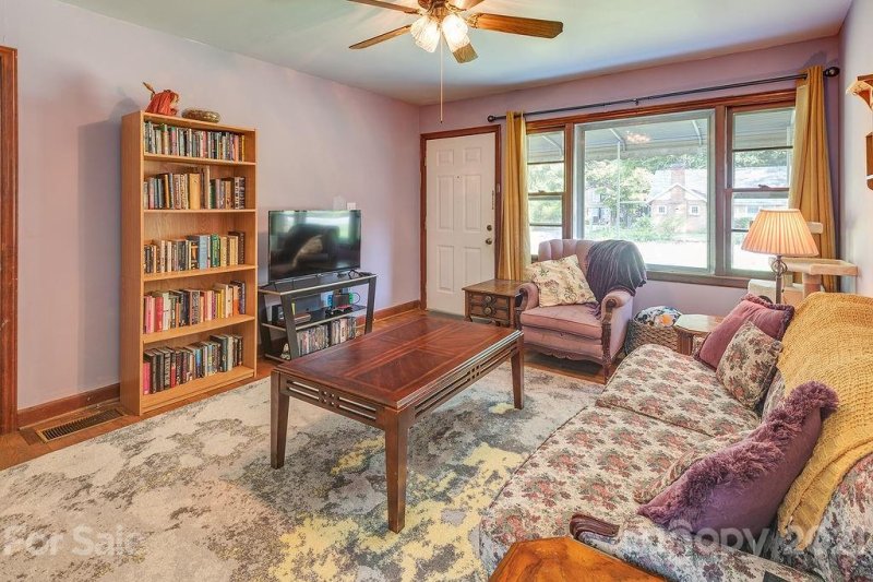 Property image 4 at 915 Brooklyn Avenue, Hendersonville, NC 28792