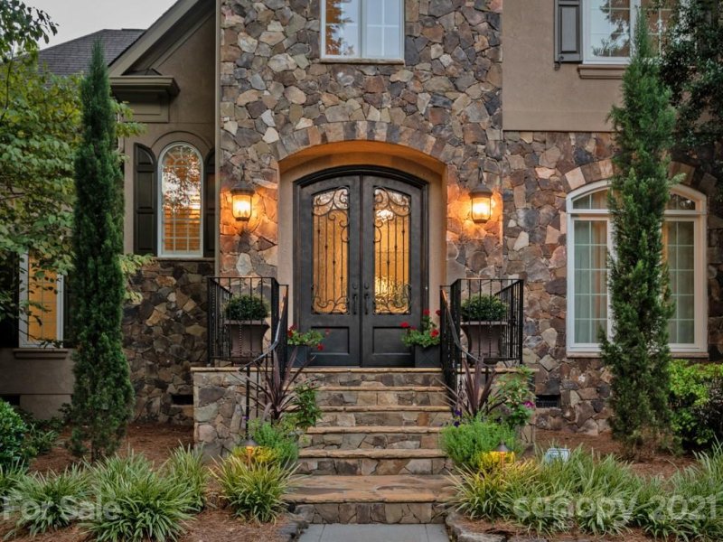 Property image 2 at 2004 Kings Manor Drive, Matthews, NC 28104