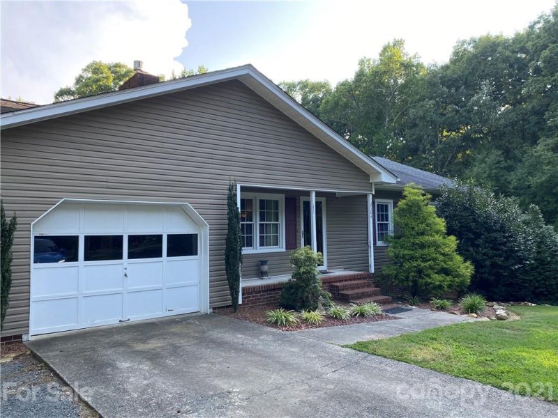 Property image 3 at 2104 Woodhurst Lane, Albemarle, NC 28001