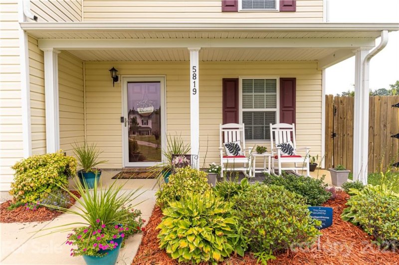 Property image 2 at 5819 Lake Vista Lane, Charlotte, NC 28216