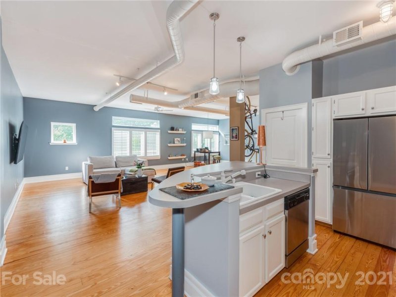 Property image 2 at 404 N Laurel Avenue, Charlotte, NC 28204