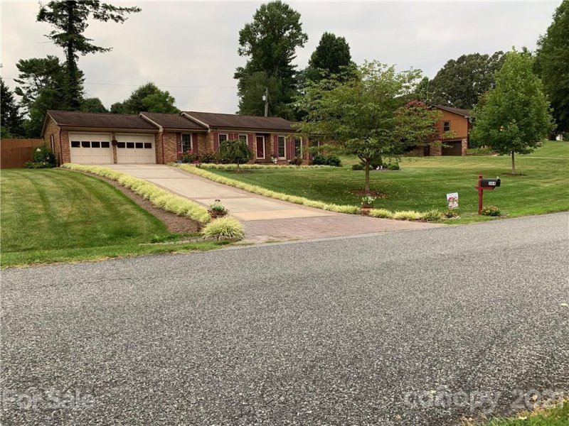 Property image 2 at 304 Melissa Way, Hendersonville, NC 28791