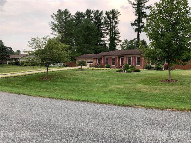 Property image 3 at 304 Melissa Way, Hendersonville, NC 28791