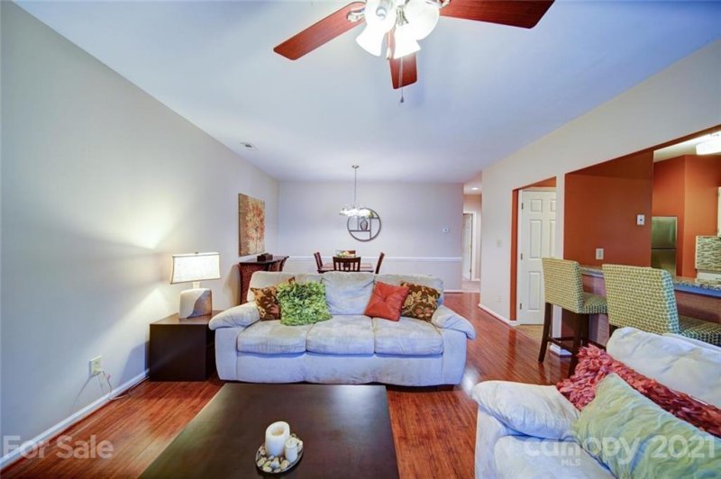 Property image 3 at 3210 Selwyn Farms Lane, Charlotte, NC 28209