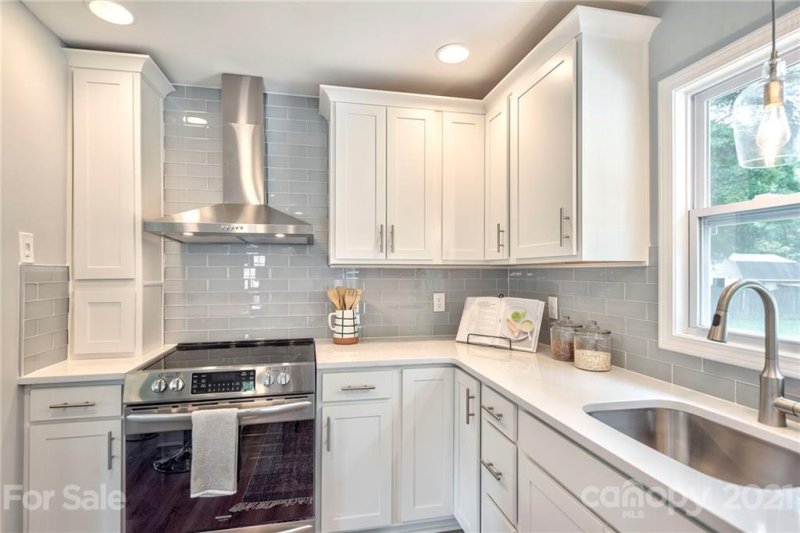 Property image 4 at 421 Catawba Circle, Matthews, NC 28104