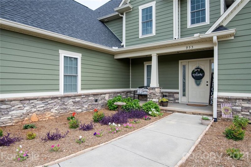 Property image 4 at 955 Oak Ridge Farms Circle, Newton, NC 28658