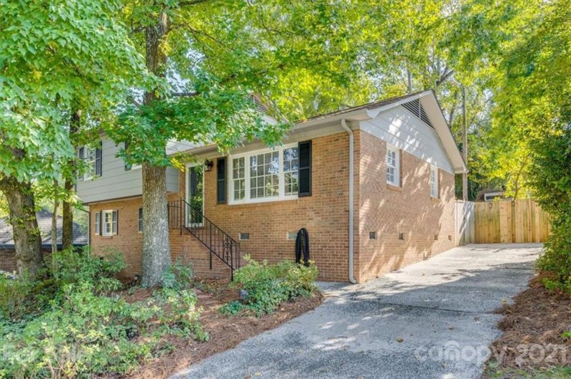 Property image 3 at 929 Eaglewood Avenue, Charlotte, NC 28212