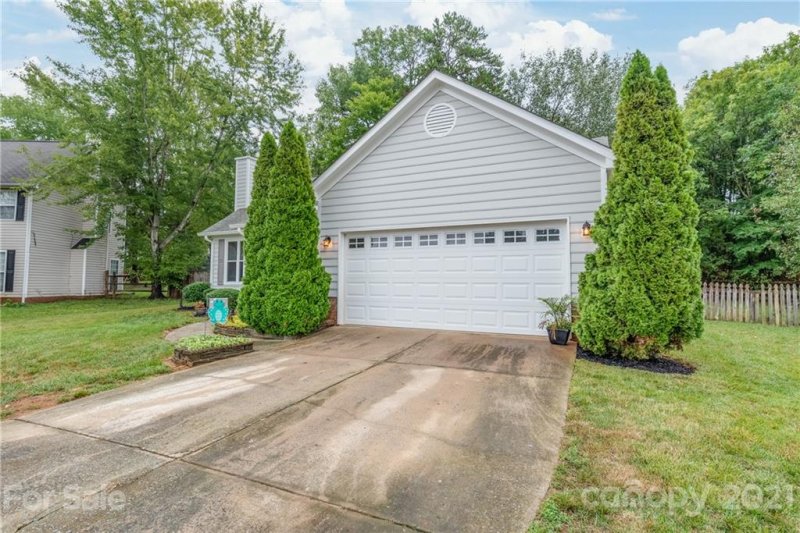 Property image 2 at 1040 Chaucery Lane, Matthews, NC 28104