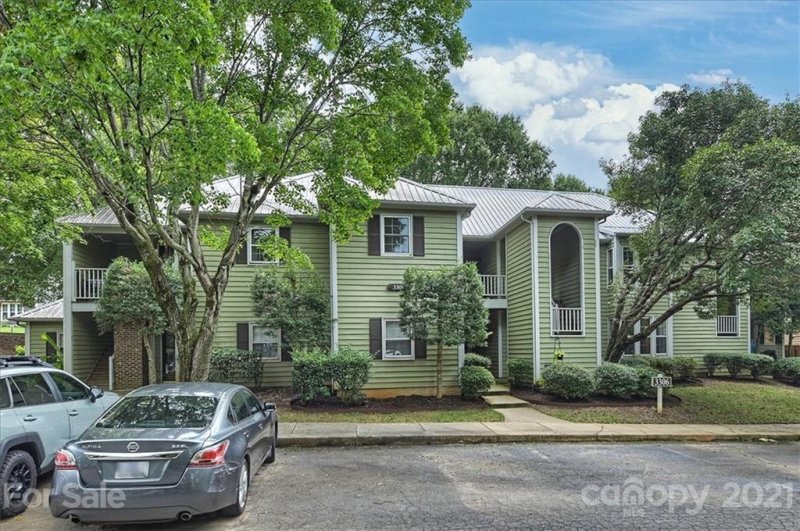 Property image 2 at 3306 Selwyn Farms Lane, Charlotte, NC 28209