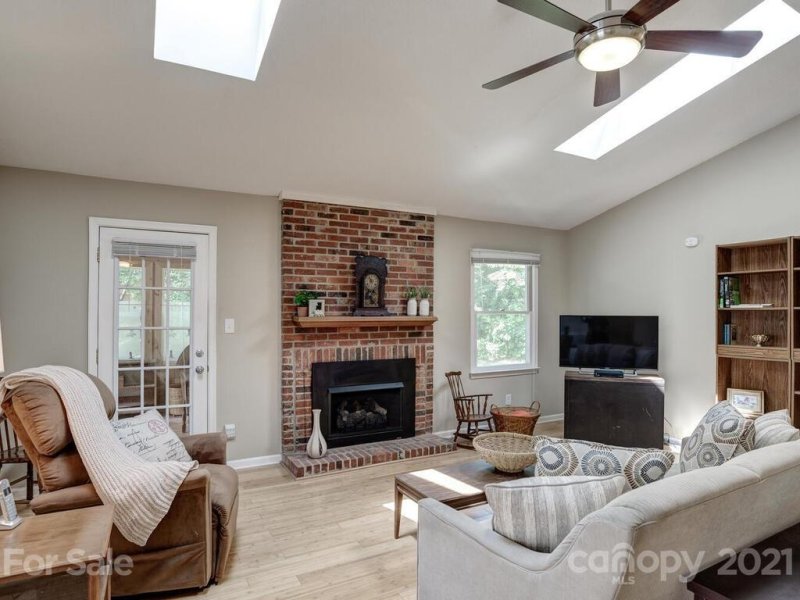 Property image 4 at 1 Marlwood Court, Asheville, NC 28804