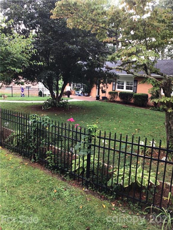 Property image 2 at 433 Hillcrest Circle, Hendersonville, NC 28792