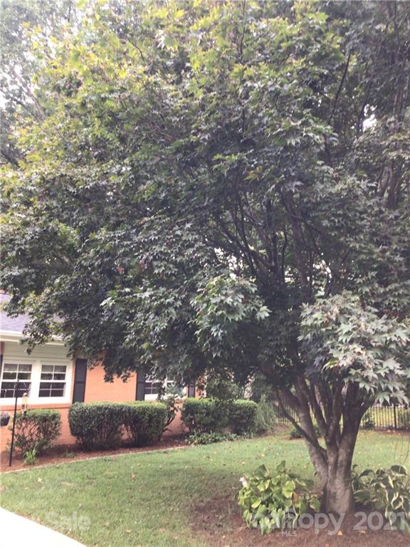 Property image 3 at 433 Hillcrest Circle, Hendersonville, NC 28792