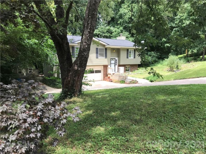 Property image 3 at 8 Tuckaway Drive, Asheville, NC 28803