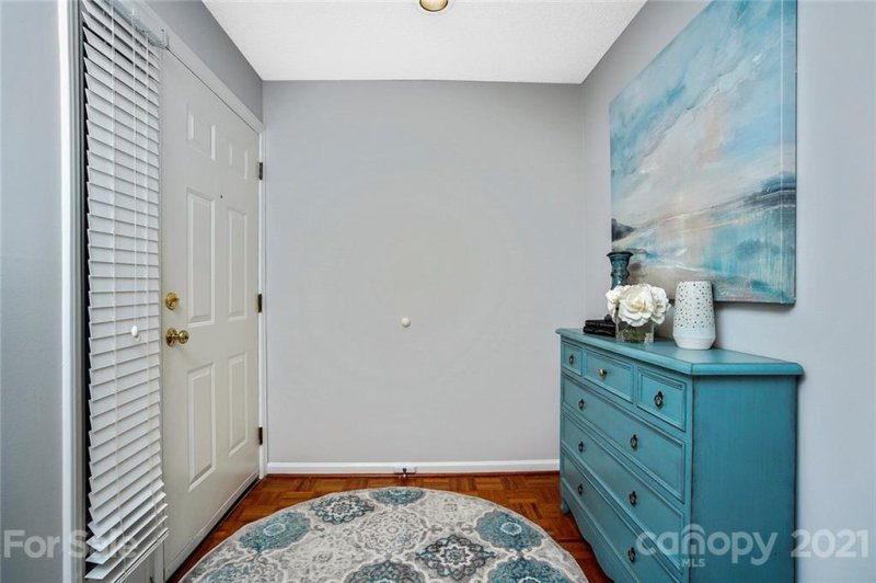 Property image 5 at 2719 Selwyn Avenue, Charlotte, NC 28209